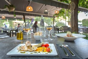 Aperto a pranzo e cena, cucina regionale