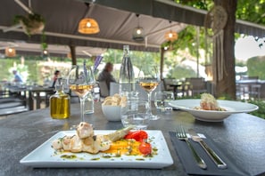 S'hi serveixen dinars, sopars i plats de cuina regional