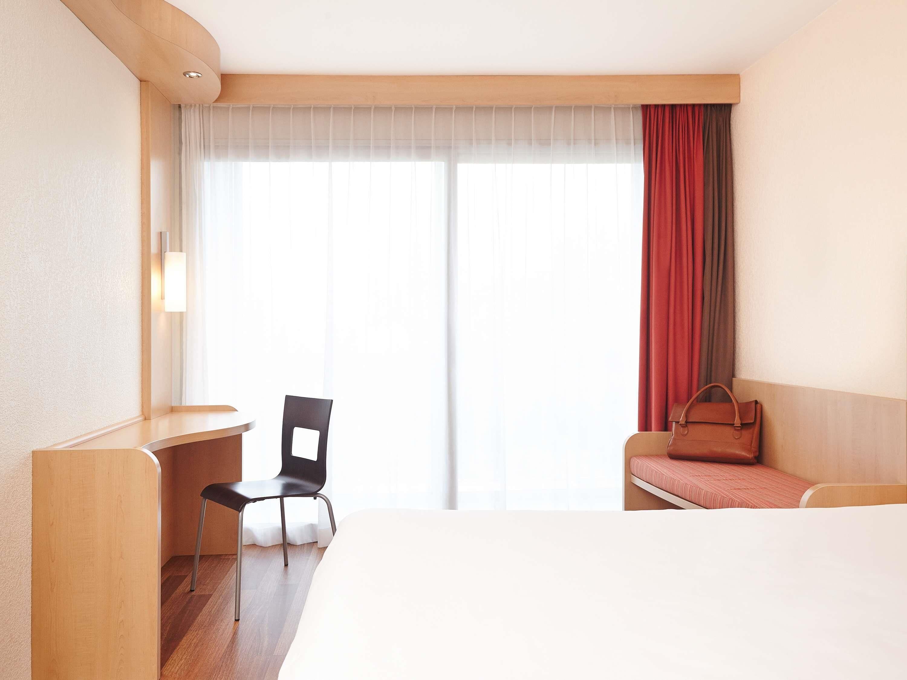 Habitación estándar, 1 cama doble | Ropa de cama de alta calidad, escritorio, sistema de insonorización