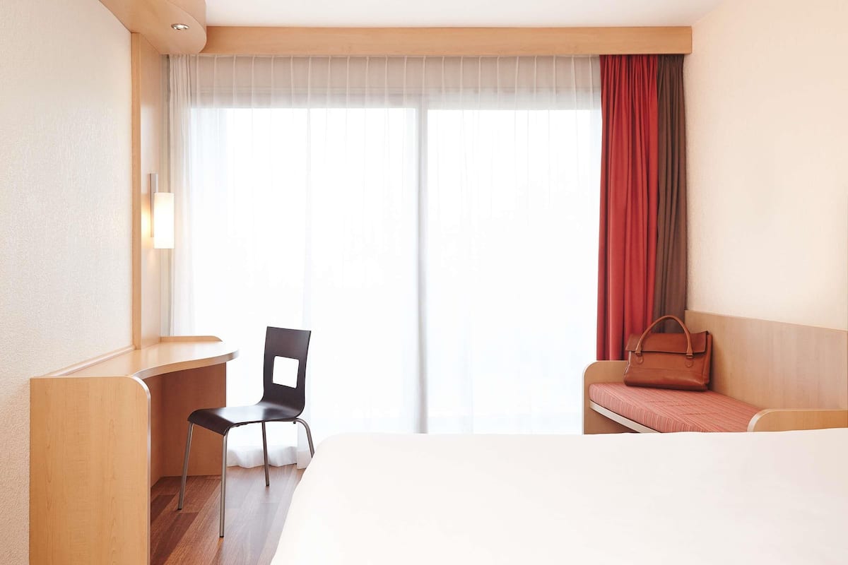 Standard-huone, 1 parisänky | Ylelliset vuodevaatteet, työpöytä, äänieristys, silitysrauta/-lauta