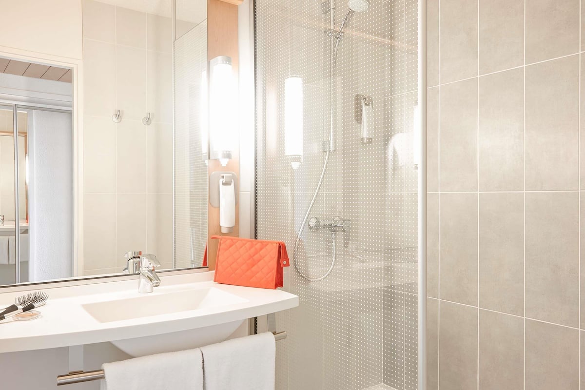 Premium bedding, minibar, desk, soundproofing