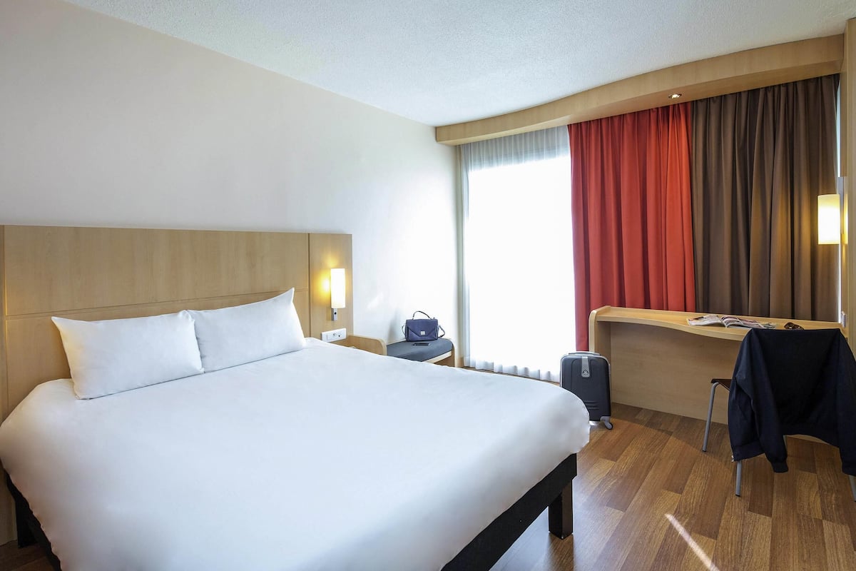 Standard Room, 1 Double Bed | Premium bedding, desk, soundproofing, iron/ironing board