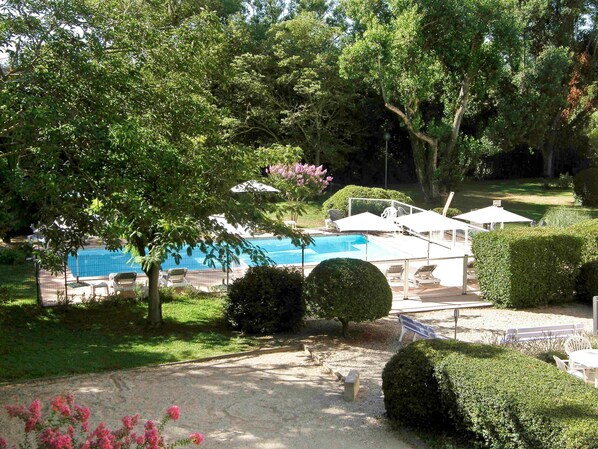 Una piscina al aire libre de temporada