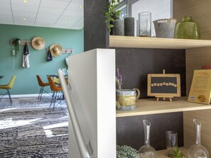 供应午餐和晚餐，地区菜