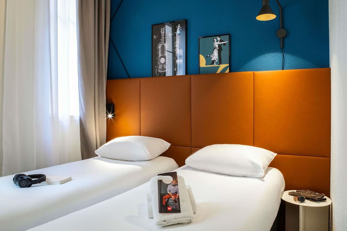 Standaard kamer, 2 eenpersoonsbedden | Luxe beddengoed, een kluis op de kamer, een bureau, geluiddichte muren
