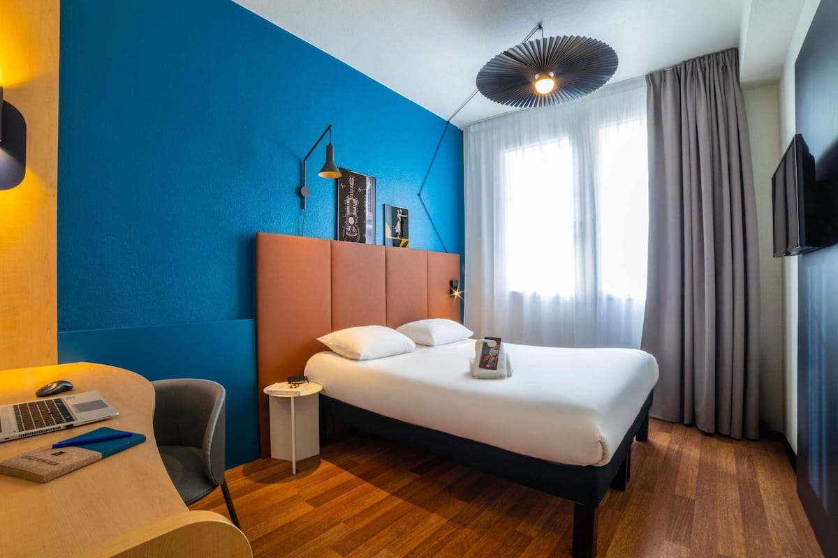 Habitación estándar, 1 cama matrimonial | Ropa de cama de alta calidad y caja de seguridad en la habitación