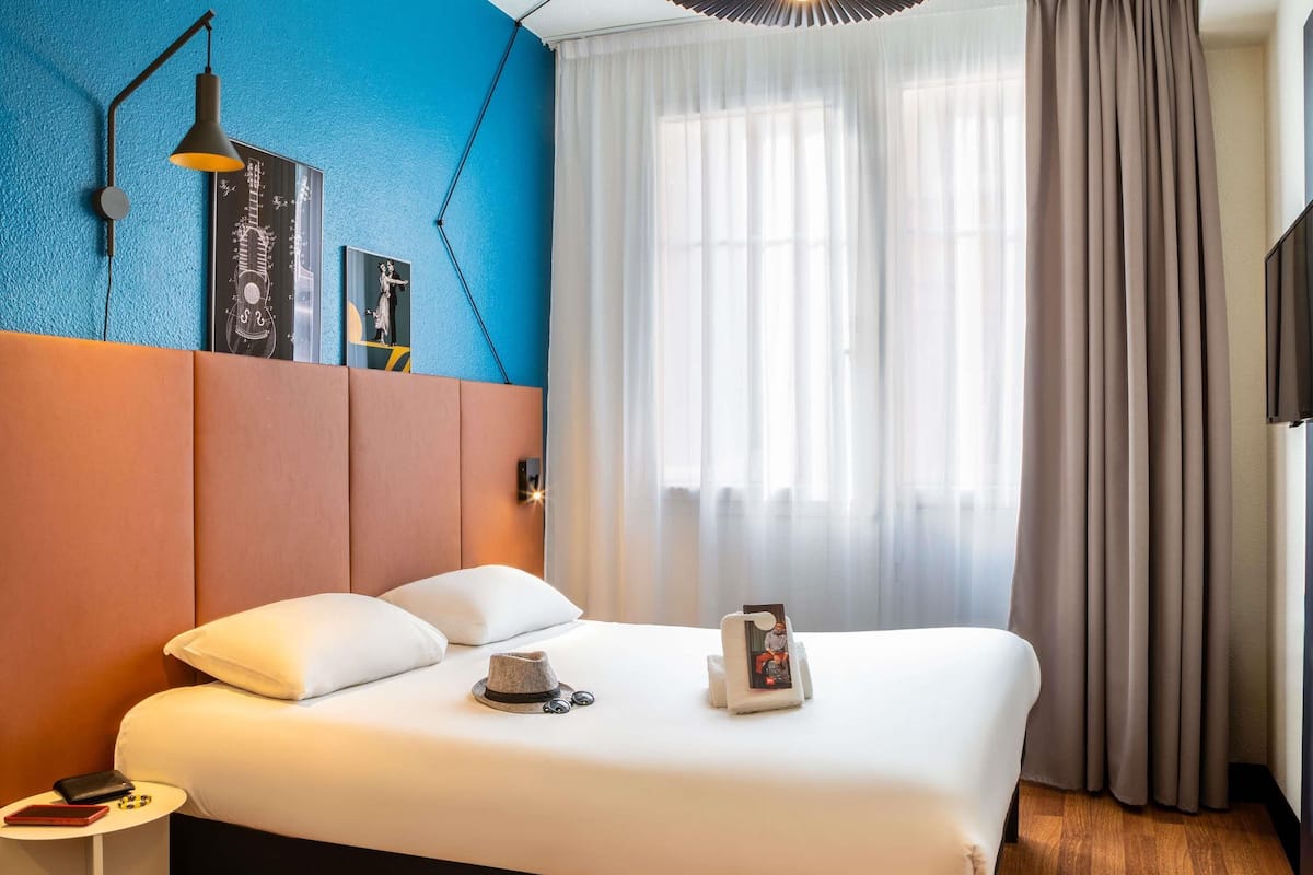 Standaard kamer, 1 tweepersoonsbed | Luxe beddengoed, een kluis op de kamer, een bureau, geluiddichte muren
