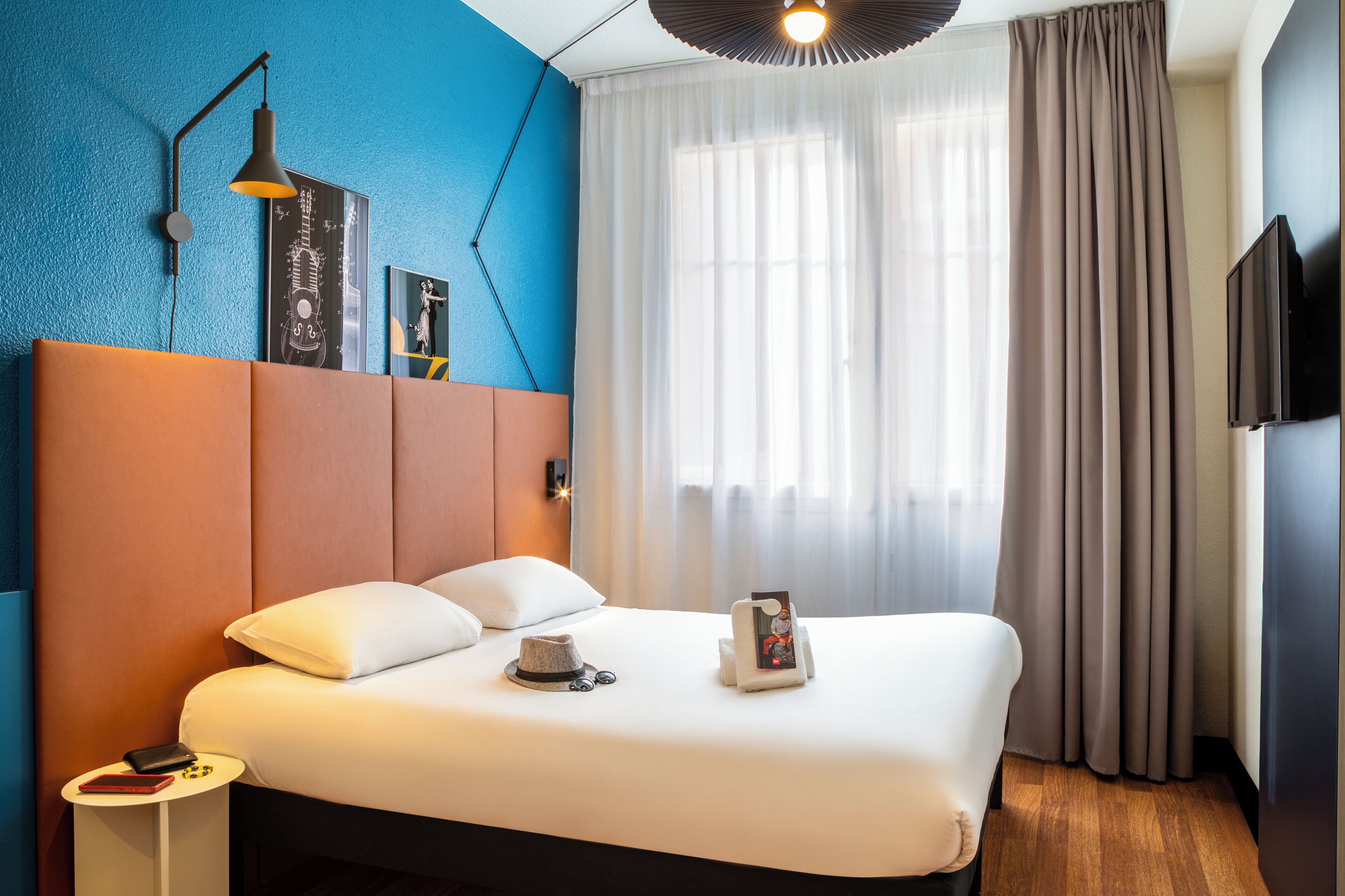 Habitación estándar, 1 cama doble | Ropa de cama de alta calidad, caja fuerte, escritorio