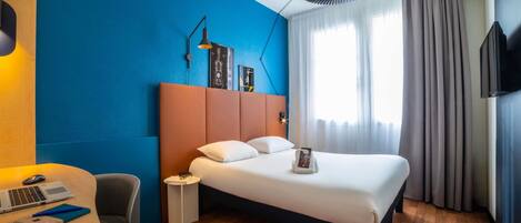 Standard Room, 1 Katil Kelamin (Double) | Peralatan tempat tidur premium, peti besi dalam bilik, meja