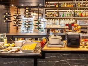 Se ofrece un desayuno bufé (13.90 EUR por persona)