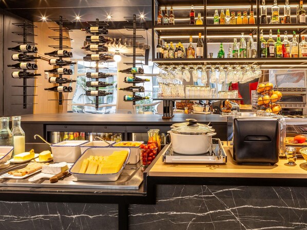 Se ofrece un desayuno bufé (13.90 EUR por persona)