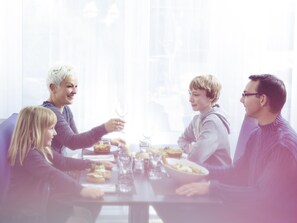Breakfast, lunch, dinner served; local cuisine  - Novotel Glasgow Centre (Glasgow)