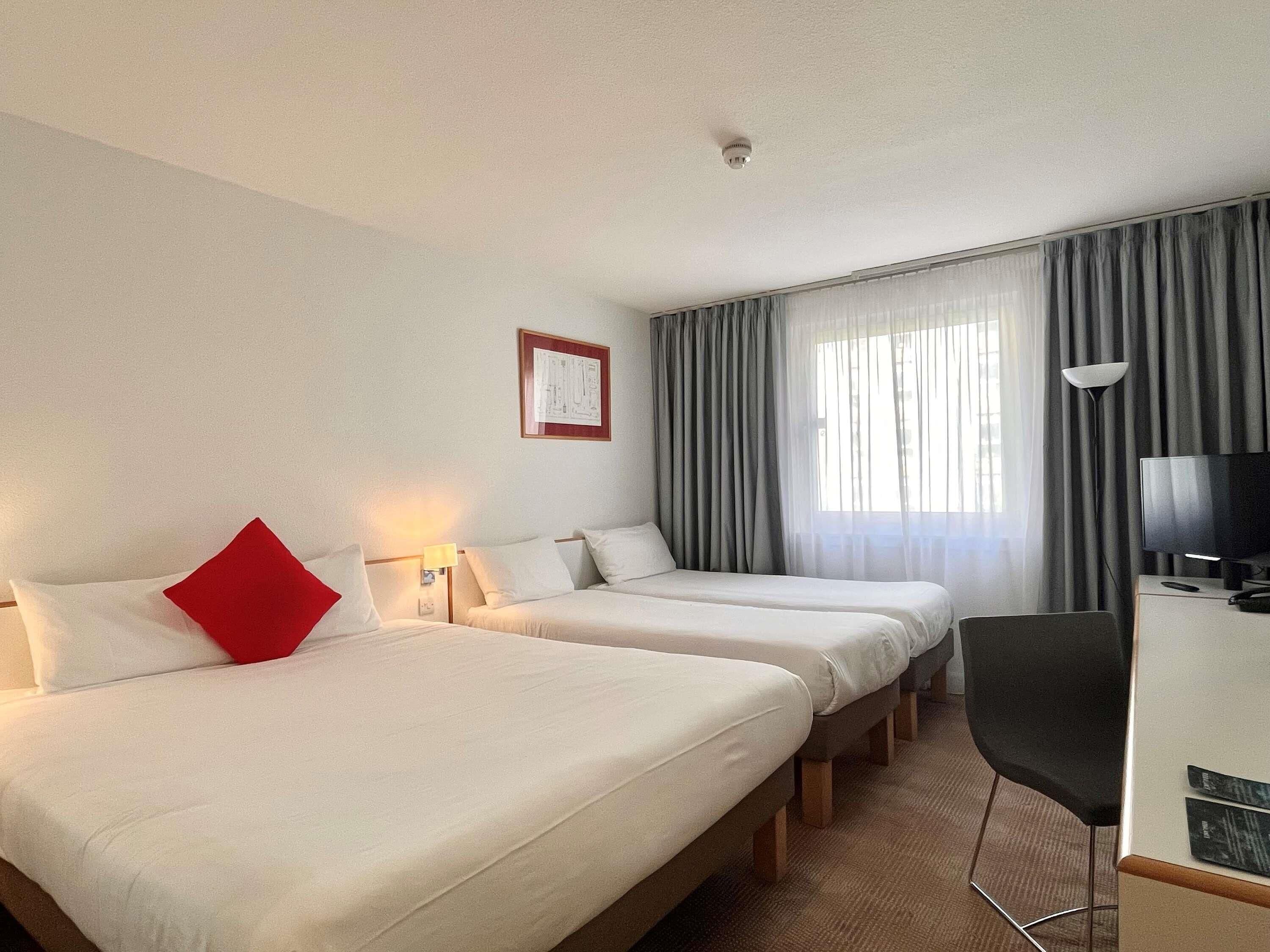 Habitació familiar, diversos llits (Classic) | Escriptori, espai de treball apte per a portàtils i cortines opaques 