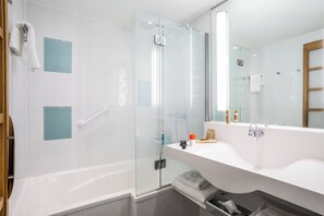 Combined shower/bathtub, eco-friendly toiletries, hair dryer, towels - Novotel Glasgow Centre (Glasgow)