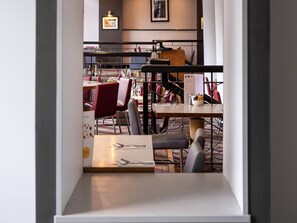 Breakfast, lunch, dinner served; local cuisine  - Novotel Glasgow Centre (Glasgow)