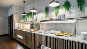 Se ofrece un desayuno bufé (18.00 GBP por persona)