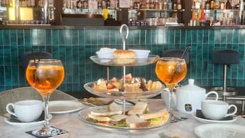 Frokost, lunsj og middag serveres, lokale retter