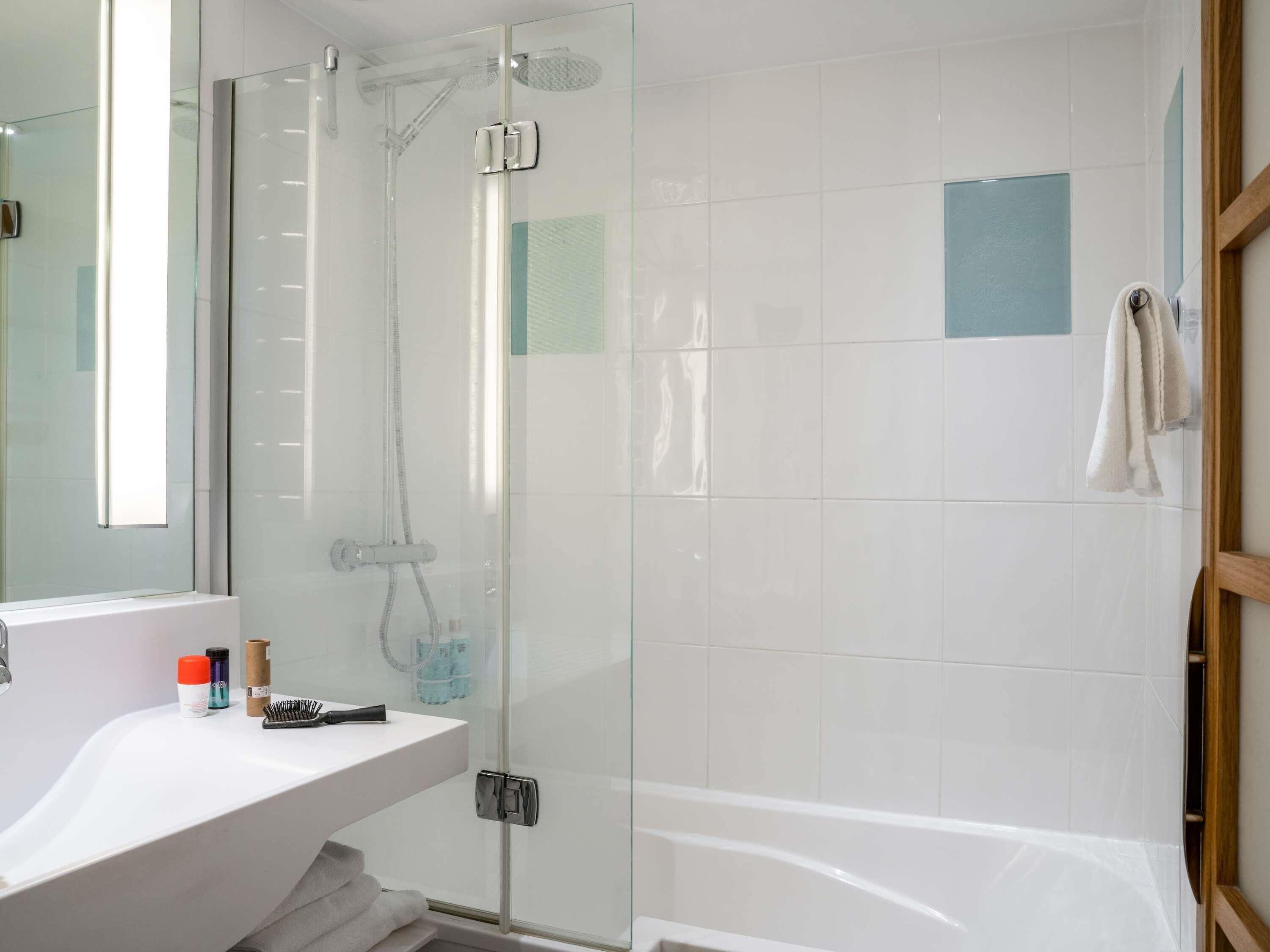 Escriptori, espai de treball apte per a portàtils i cortines opaques 