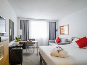 Escritorio, espacio para trabajar con laptop y cortinas blackout 