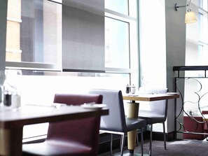 Breakfast, lunch, dinner served; local cuisine  - Novotel Glasgow Centre (Glasgow)