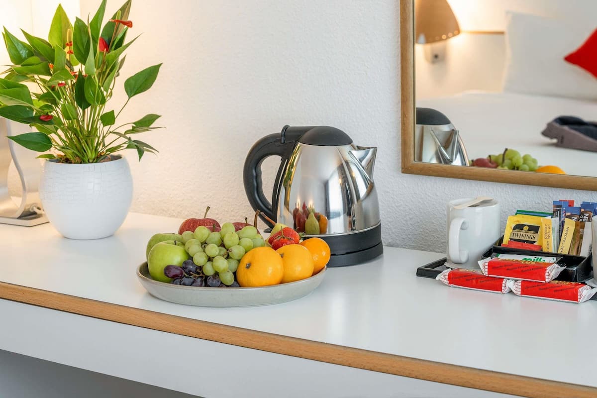 Escritorio, espacio para trabajar con un portátil, cortinas opacas