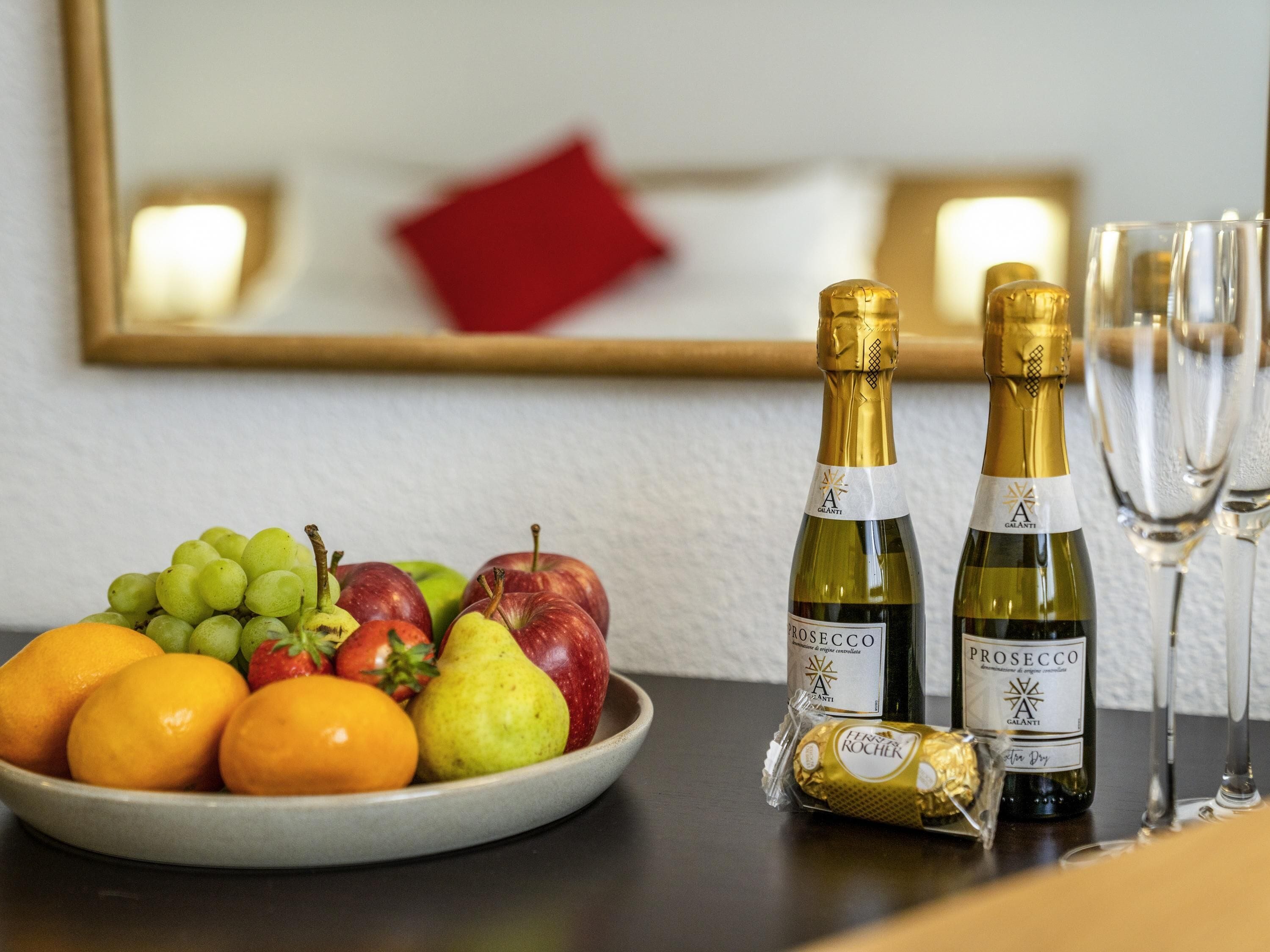 Quarto superior, 1 cama Queen e sofá-cama | Escrivaninha, espaço de trabalho para notebook, cortinas blackout