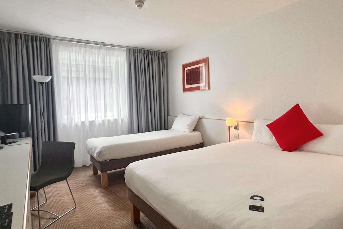 Habitación familiar, varias camas (Classic) | Escritorio, espacio para trabajar con un portátil, cortinas opacas