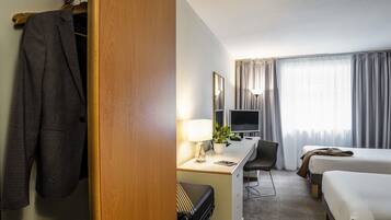 Escritorio, espacio para trabajar con laptop y cortinas blackout