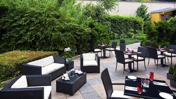 Serviço de café da manhã, almoço, jantar; vistas para o jardim
