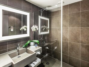 In-room safe, desk, blackout drapes, soundproofing - Novotel Praha Wenceslas Square (Prague)