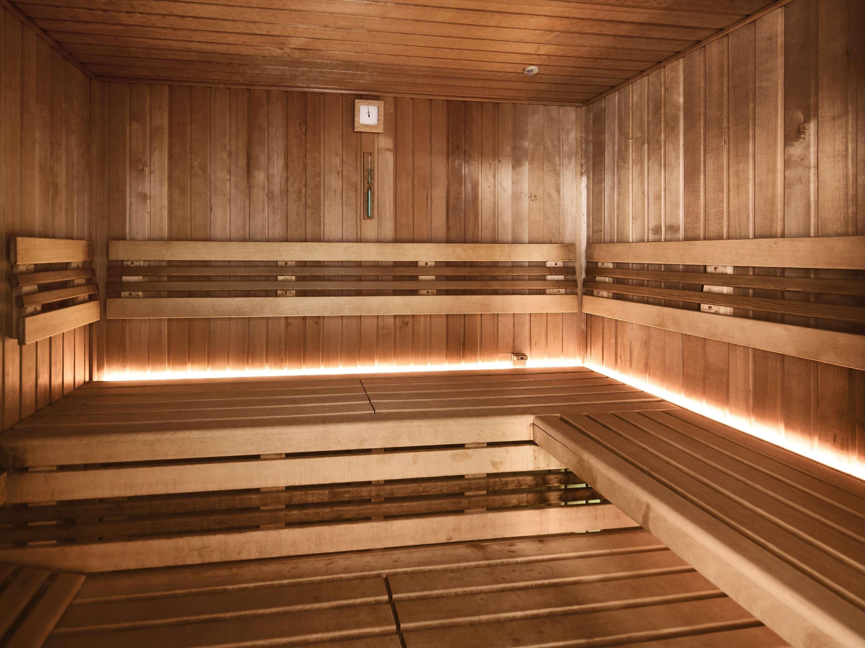 Inomhuspool med öppettider 06.00 till 22.00, och solstolar