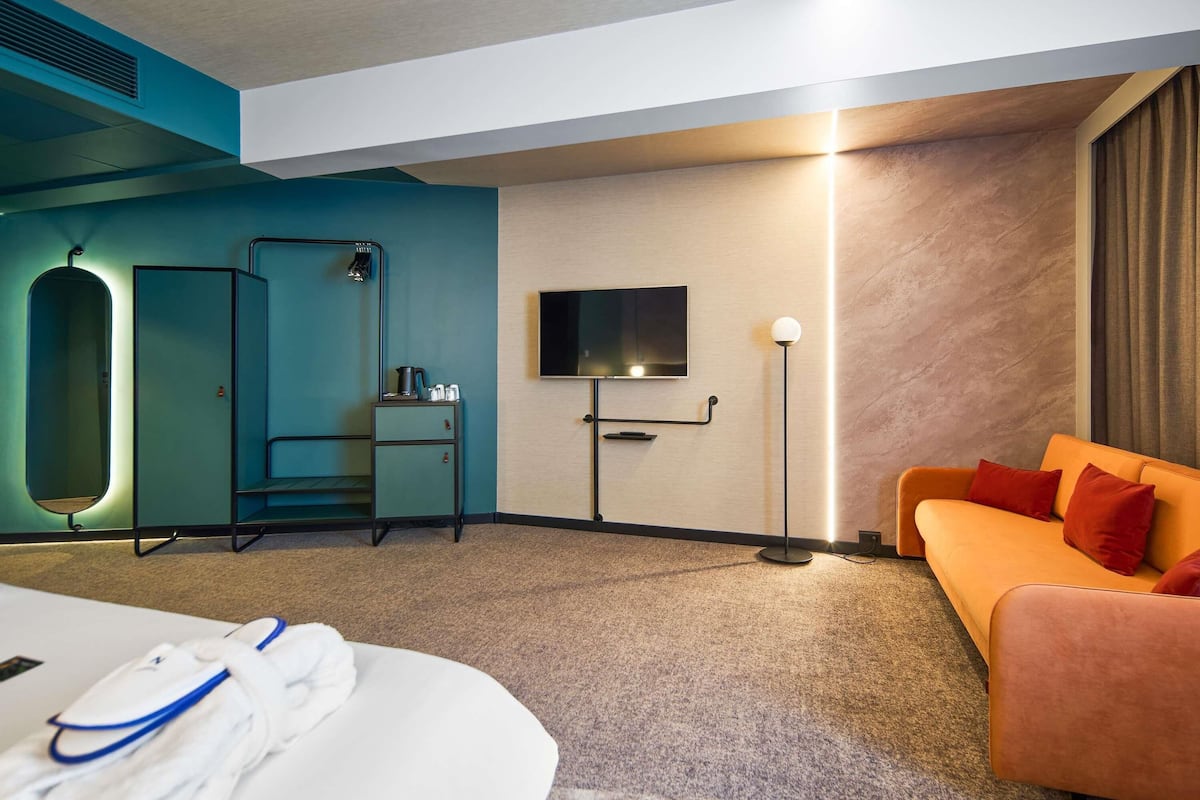 Family Room, 1 Double Bed with Sofa bed (Executive) | In-room safe, desk, blackout drapes, soundproofing