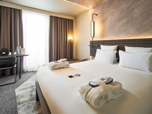 In-room safe, desk, blackout drapes, soundproofing - Novotel Praha Wenceslas Square (Prague)