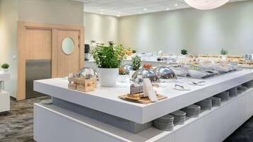 Frühstück, Mittagessen, Abendessen, Blick auf den Garten