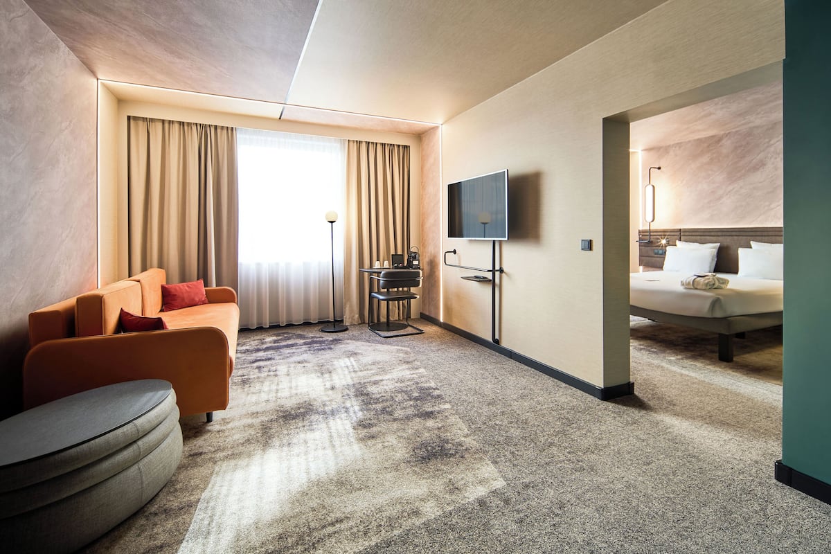 Executive-suite - 1 queensize-seng med sovesofa | Pengeskab på værelset, skrivebord, mørklægningsgardiner, lydisolering