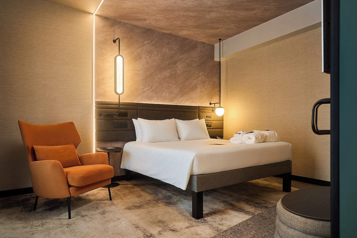 Executive Room, 1 Double Bed, Balcony | In-room safe, desk, blackout drapes, soundproofing