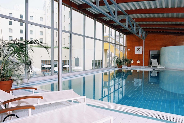 Alberca techada, acceso de 06:00 a 22:00, y camastros