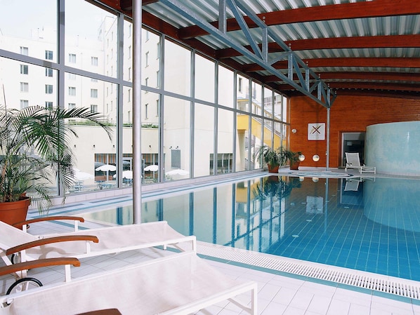 Piscine couverte, accès possible de 06 h 00 à 22 h 00, chaises longues