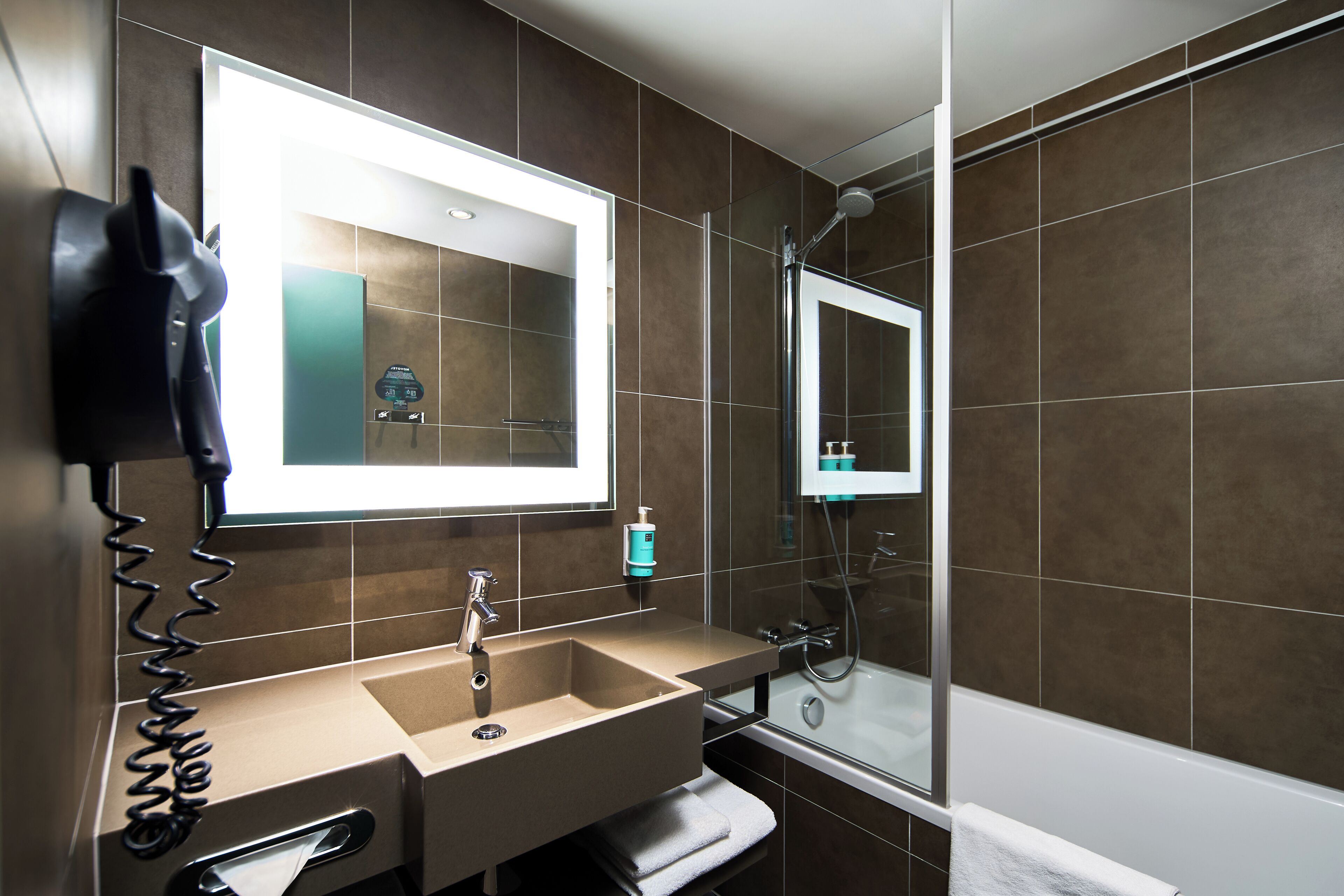 executive room, 2 single beds (top floor) | bathroom | eco-friendly toiletries, hair dryer, towels, soap