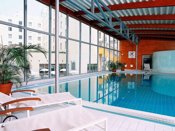 Indoor pool, sun loungers