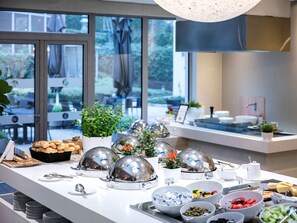 Frokost, lunsj og middag serveres, utsikt mot hagen