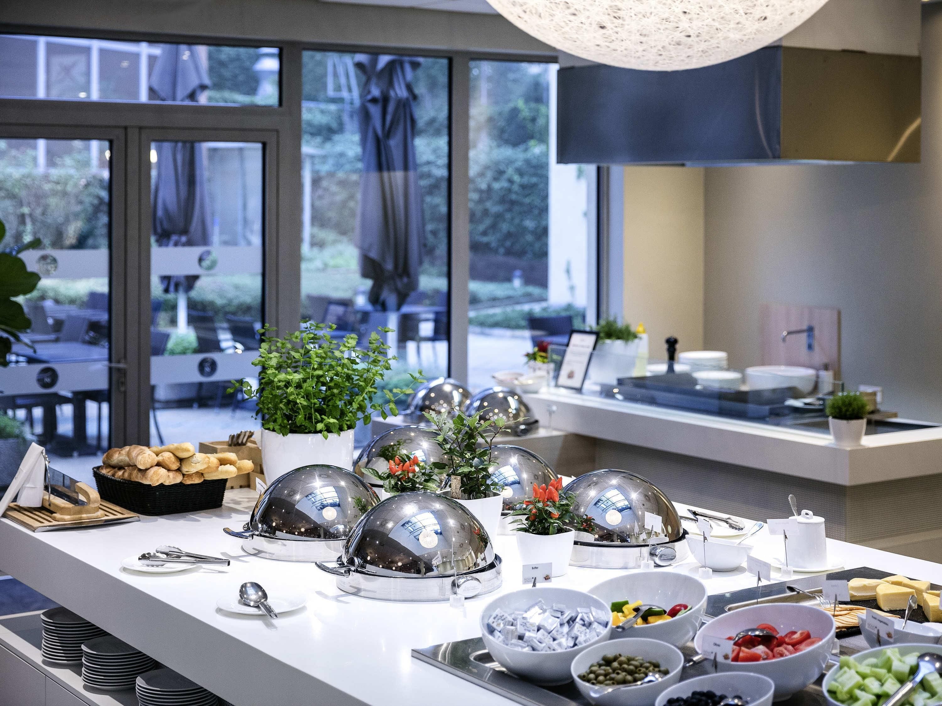 Breakfast, lunch, dinner served; garden views 