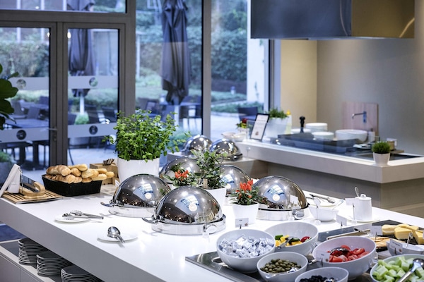 Se sirven desayunos, almuerzos y cenas; con vista al jardín