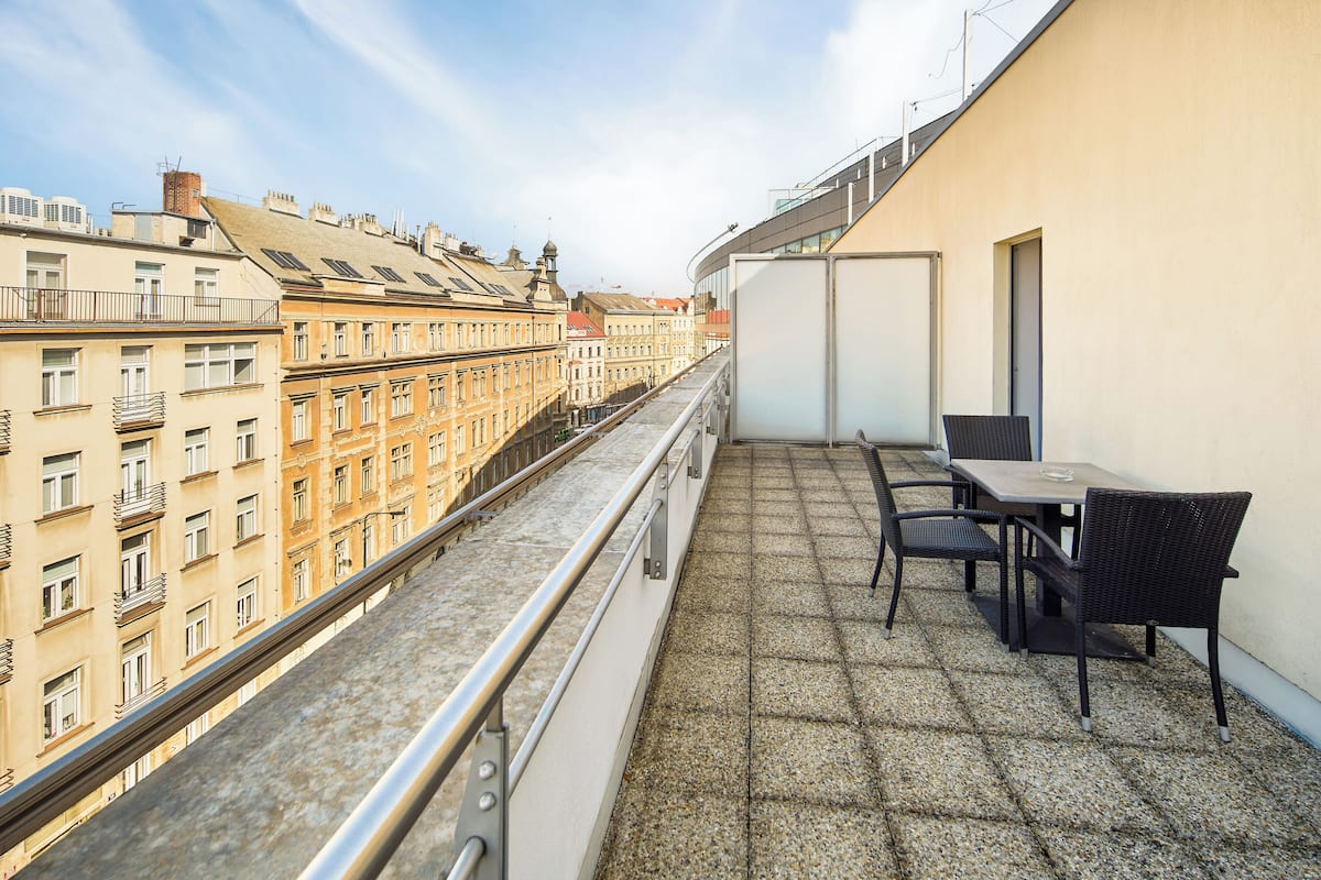 Executive-værelse - 1 dobbeltseng - balkon | Pengeskab på værelset, skrivebord, mørklægningsgardiner, lydisolering