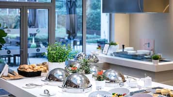 Se sirven desayunos, almuerzos y cenas (con vistas al jardín)