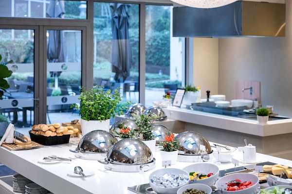 Melayani sarapan, makan siang, makan malam; dengan pemandangan taman