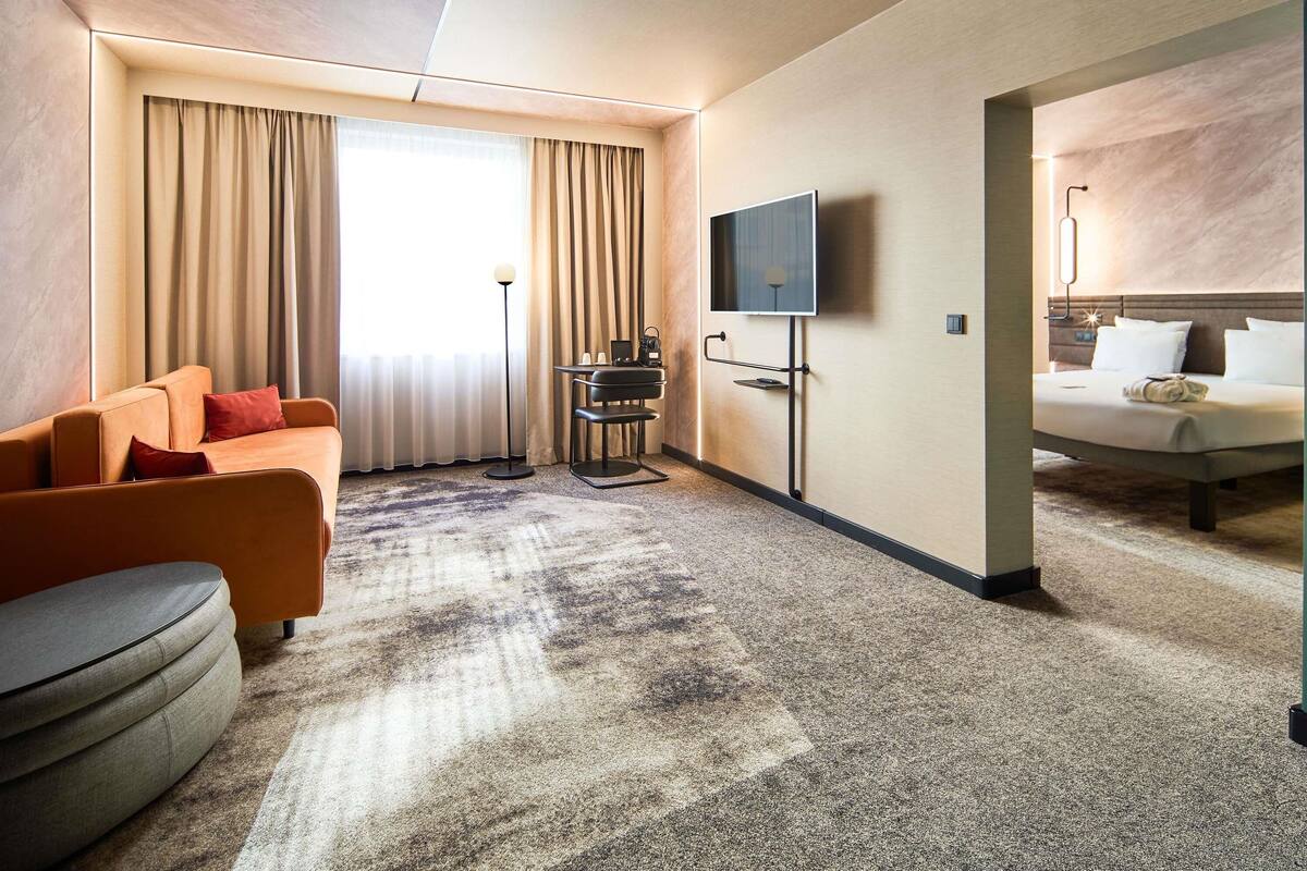 Suite Exécutive, 1 grand lit et 1 canapé-lit | Coffres-forts dans les chambres, bureau, rideaux occultants