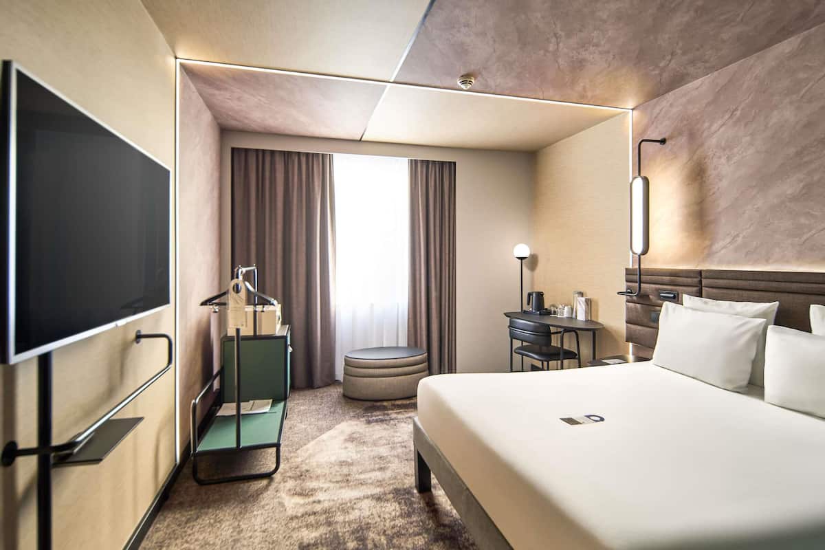 Kamar Eksekutif, 1 Tempat Tidur Double (Top Floor) | Brankas, meja kerja, tirai kedap cahaya, dan kedap suara