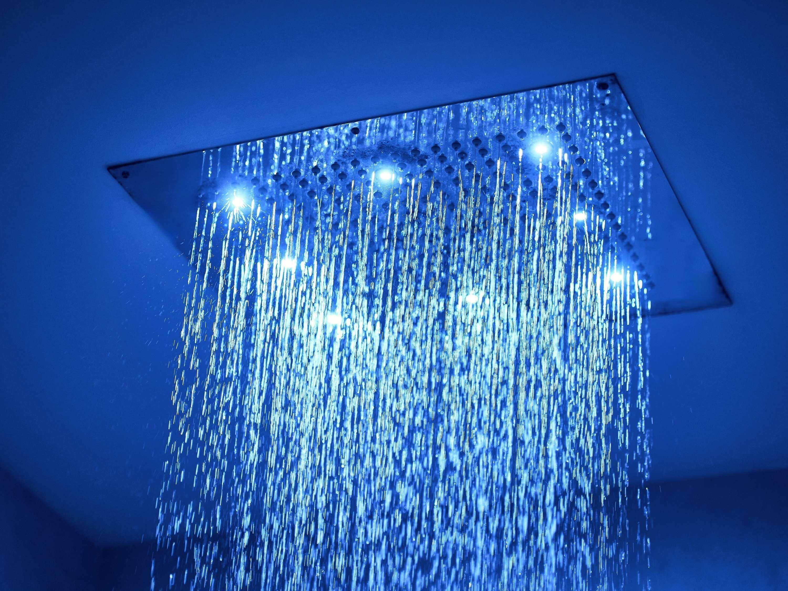 Dusche mit mehreren Düsen, die an der Decke angebracht ist.