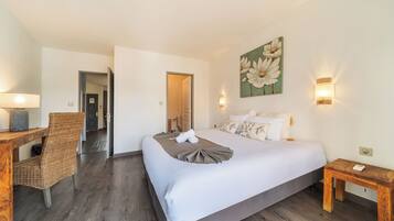 Junior Suite | In-room safe, soundproofing, free cribs/infant beds, free WiFi